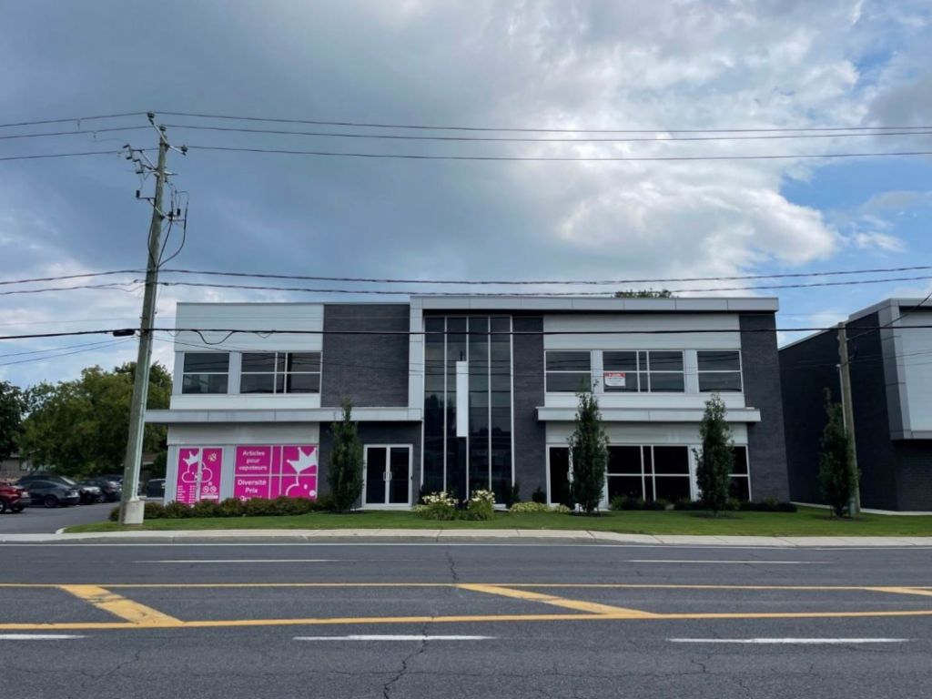 Building for sale and/orcommercial space for rent La Prairie