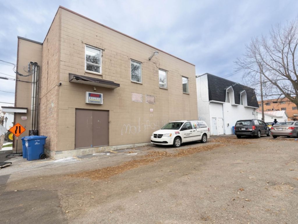 Building for sale or for rent + Office on 2nd floor Downtown St-Jerome