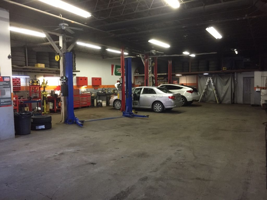 Mechanics Garage for sale 17,500 ft