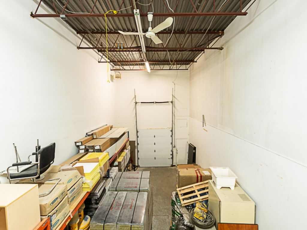 INDUSTRIAL PREMISES FOR RENT WITH LOADING DOCKS