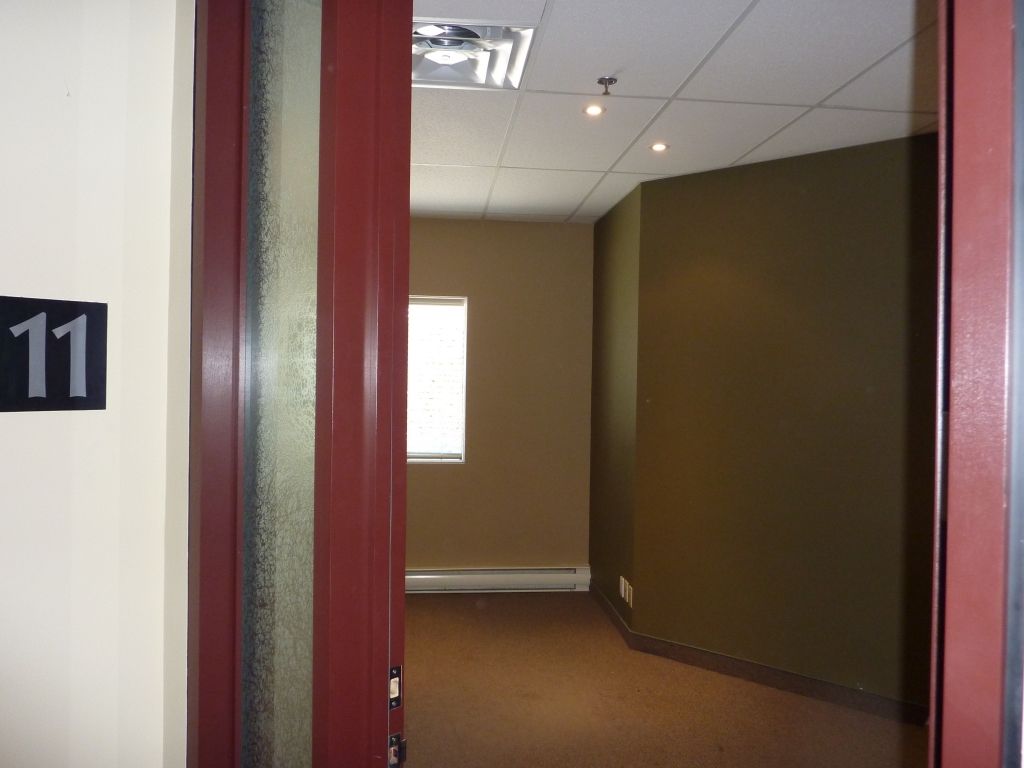 Local commercial pour dtails, services ou bureaux. 
