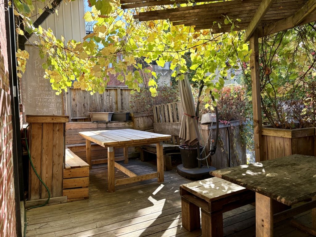 Sous-location de bureaux dans le Mile-End � avec terrasse !