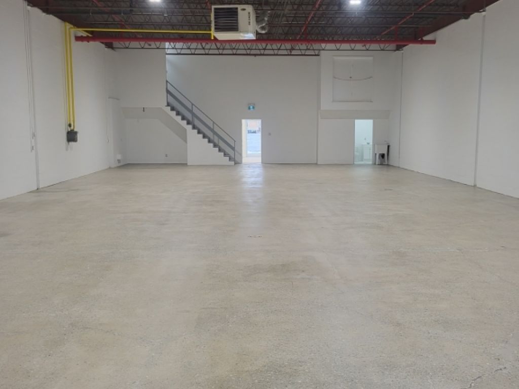 1  Industrial spaces *4600 sq.ft. * in Longueuil