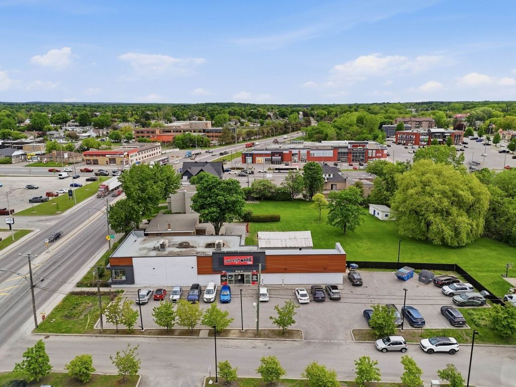 6,603 sq.ft. Commercial space in Saint-Jerome