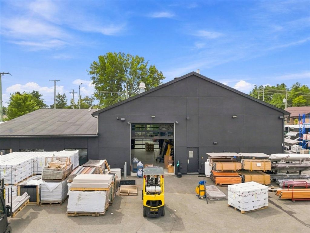 Commercial/office building for sale