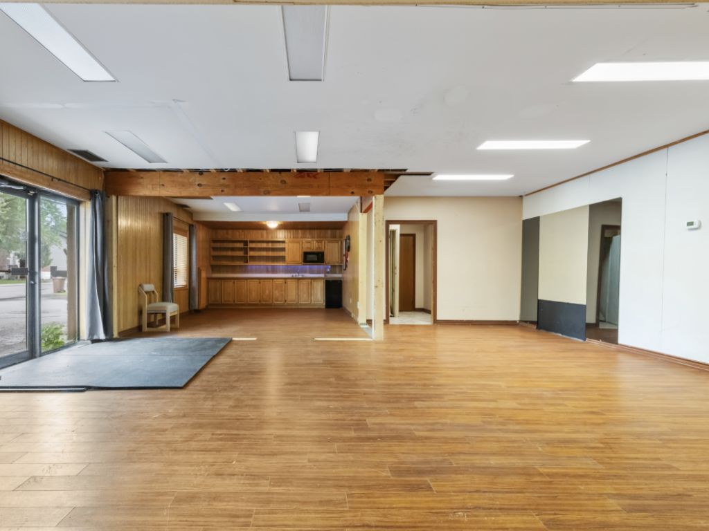 Multi-purpose commercial building, strategic area