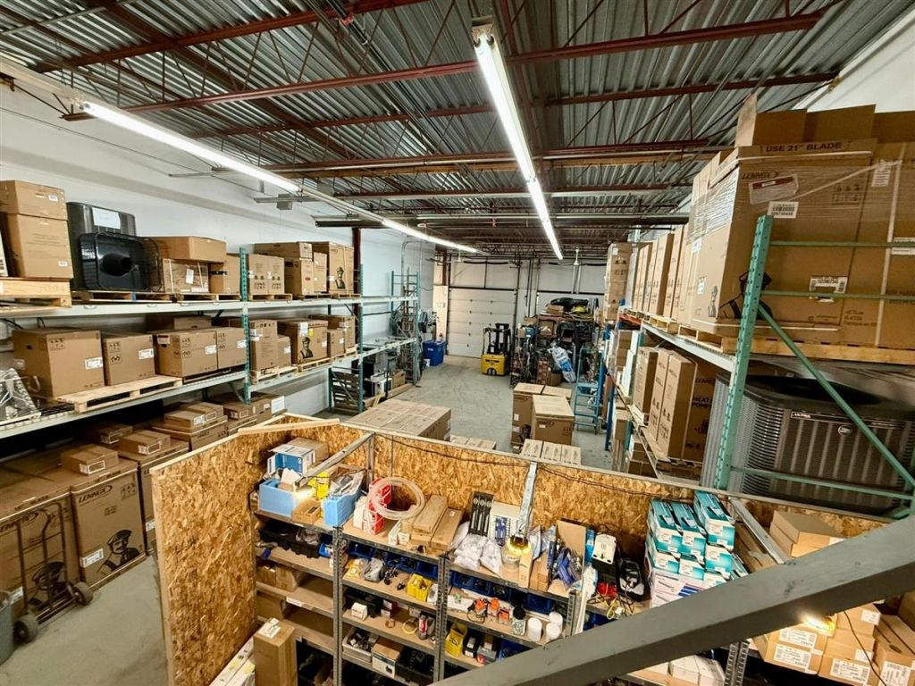 Industrial Space for Lease in Laval � 2,550 sq. ft. | Sainte-Rose