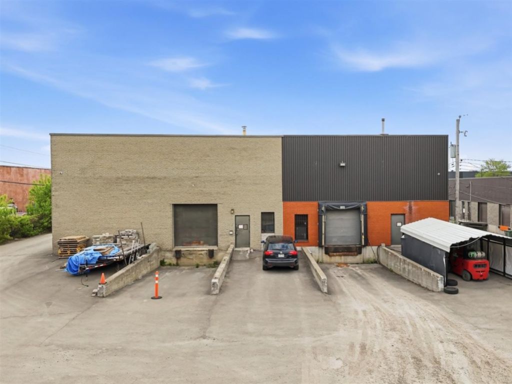 B�tisse industrielle � 8905 Boul. Henri-Bourassa O., Montr�al (Saint-Laurent)