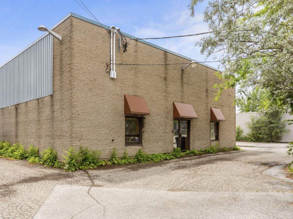 Multi-purpose commercial building, strategic area