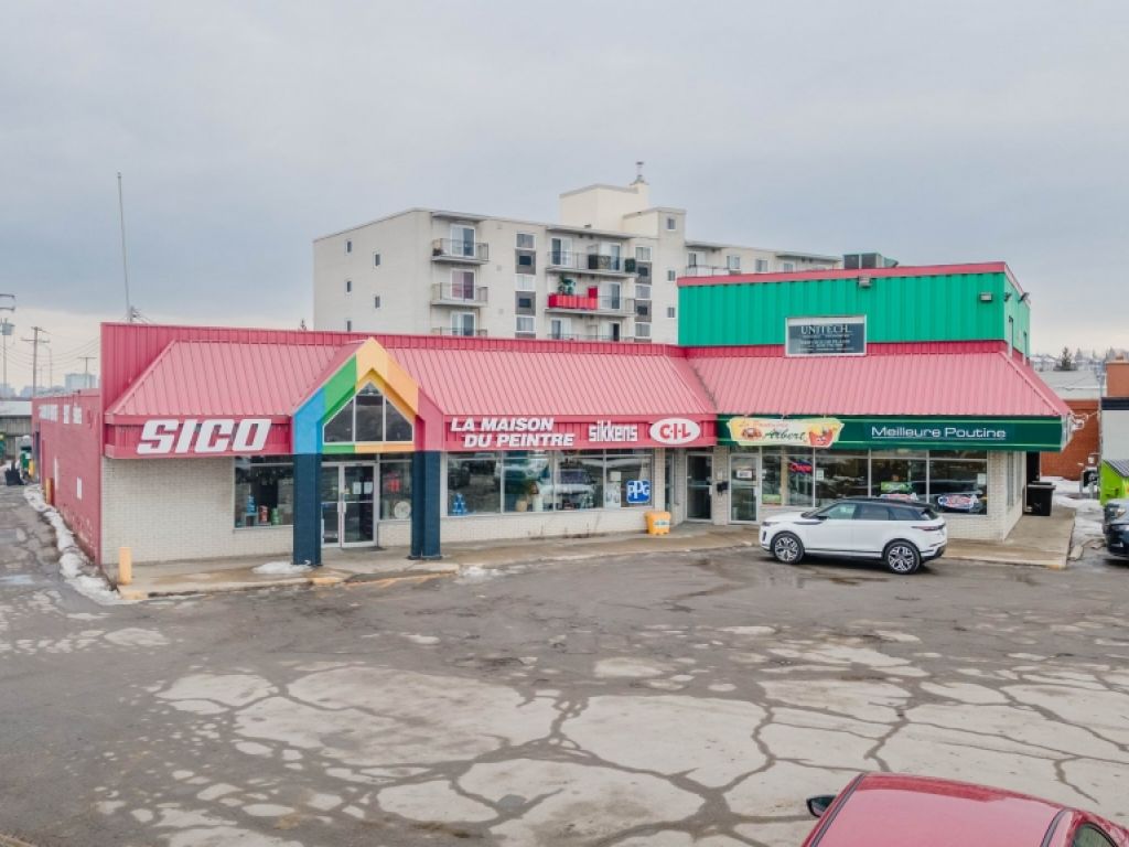 Commercial building in Gatineau HIGH VISIBILITY