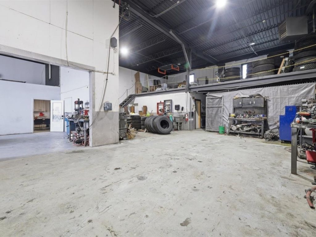 Industrial building for sale