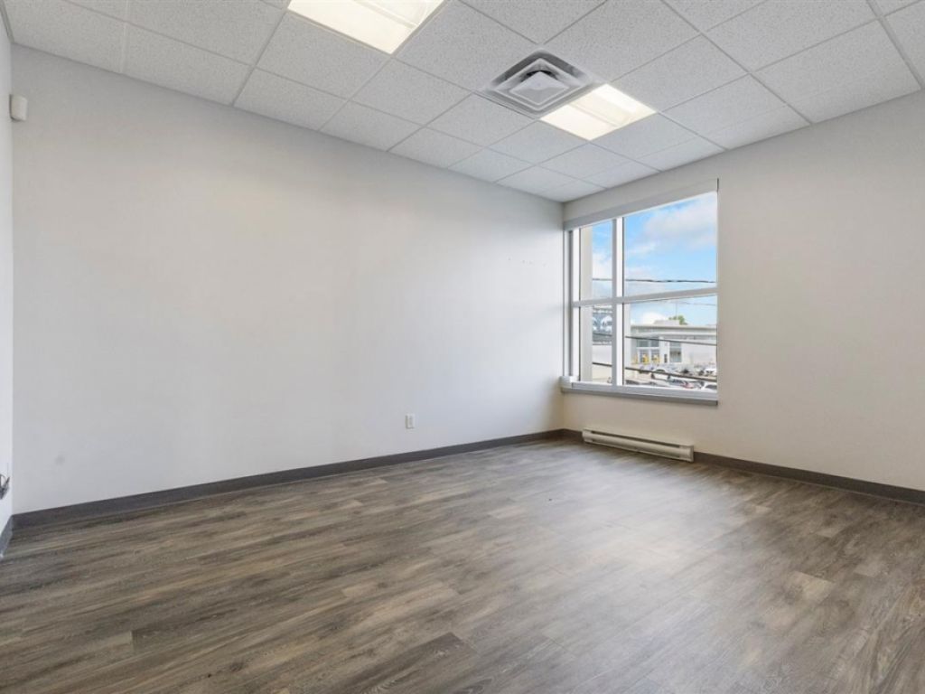 Office space for lease - 20865 Ch. de la C�te N., local 200A