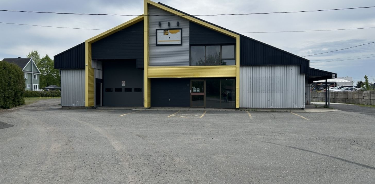 LOCAL À LOUER INDUSTRIEL - SAINT-ANSELME - À louer