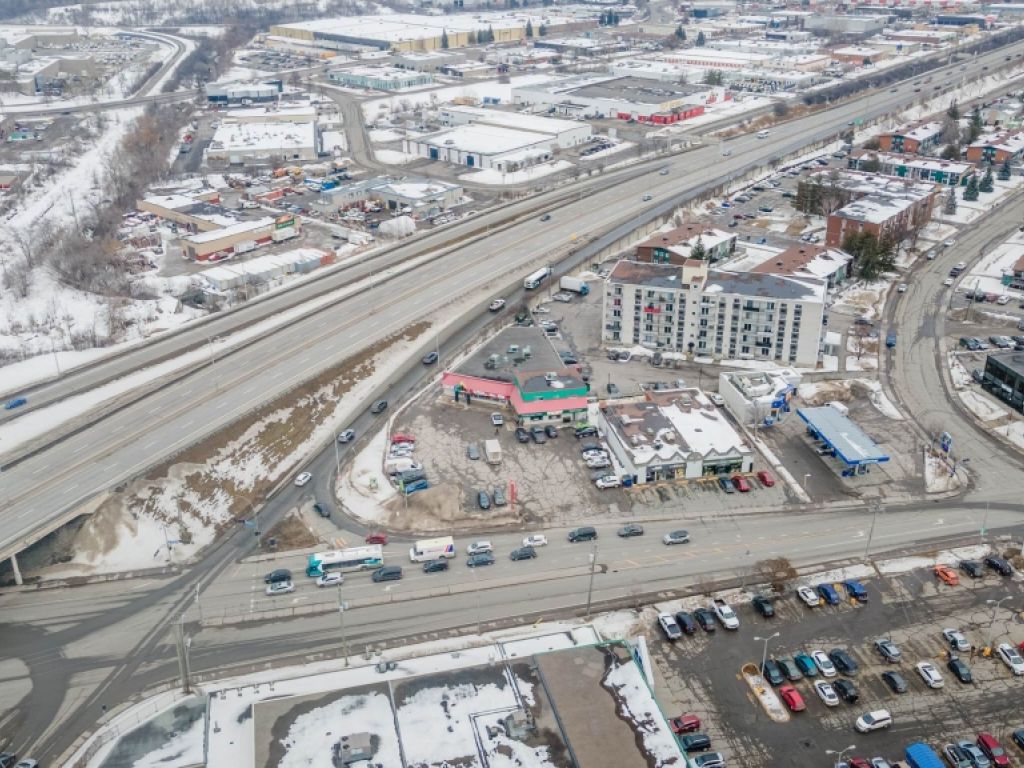 Commercial building in Gatineau HIGH VISIBILITY