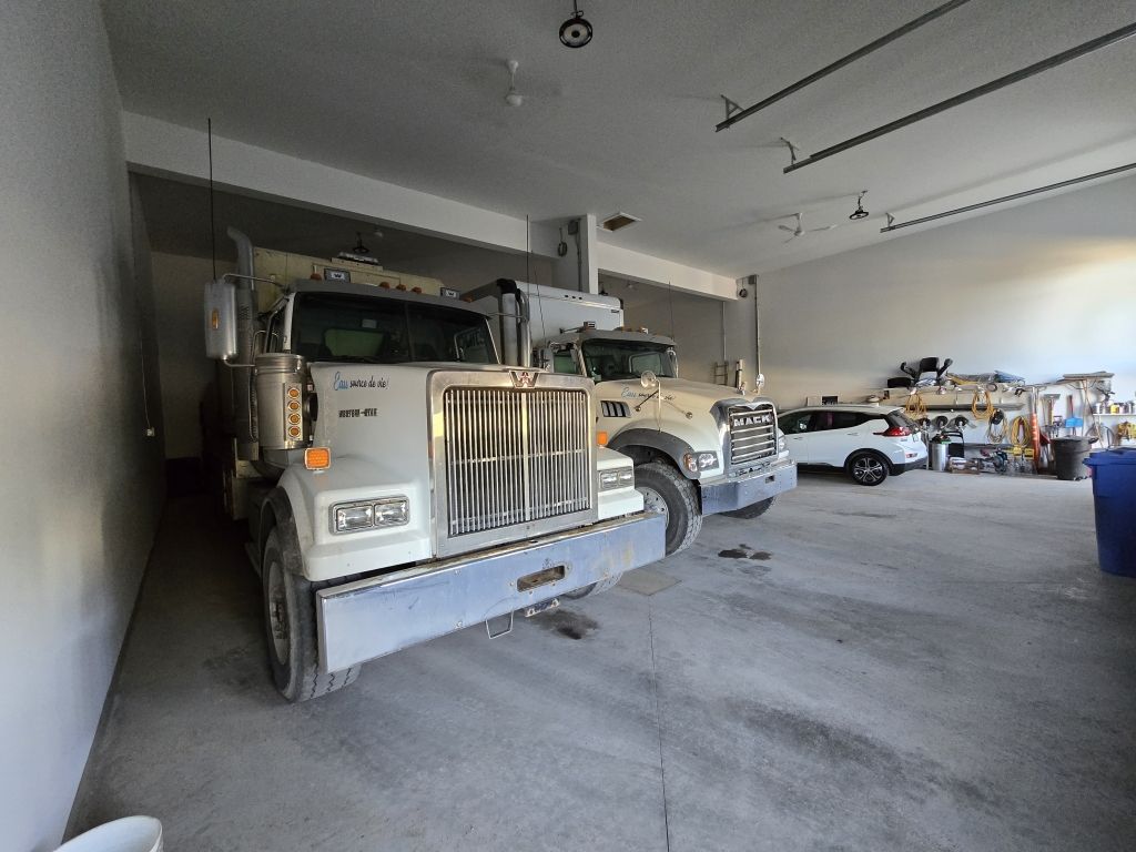2 garage doors for rent