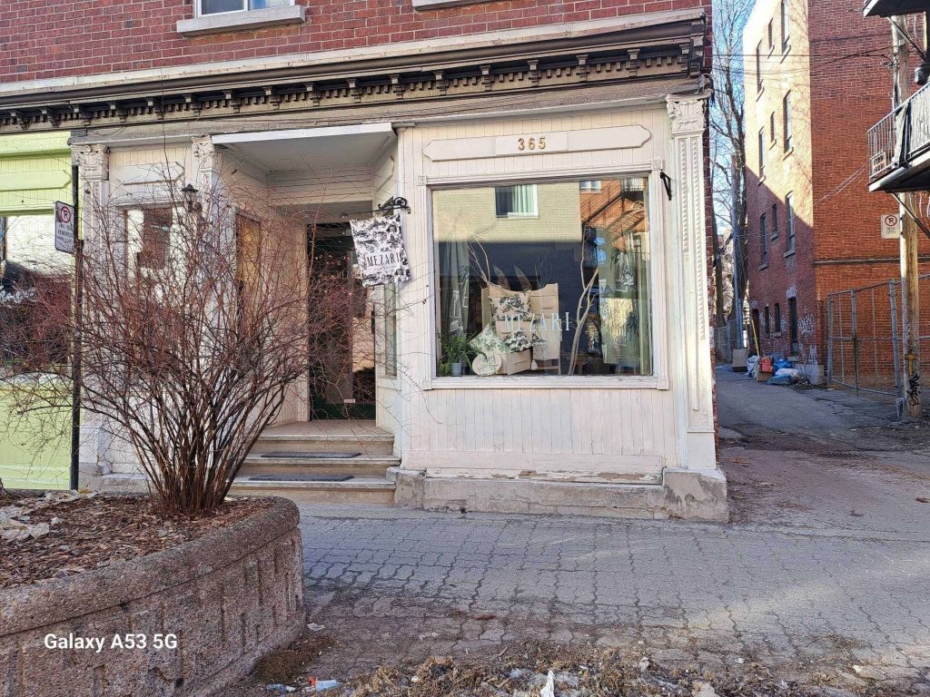 SHOP TO RENT AT PLATEAU MONT-ROYAL