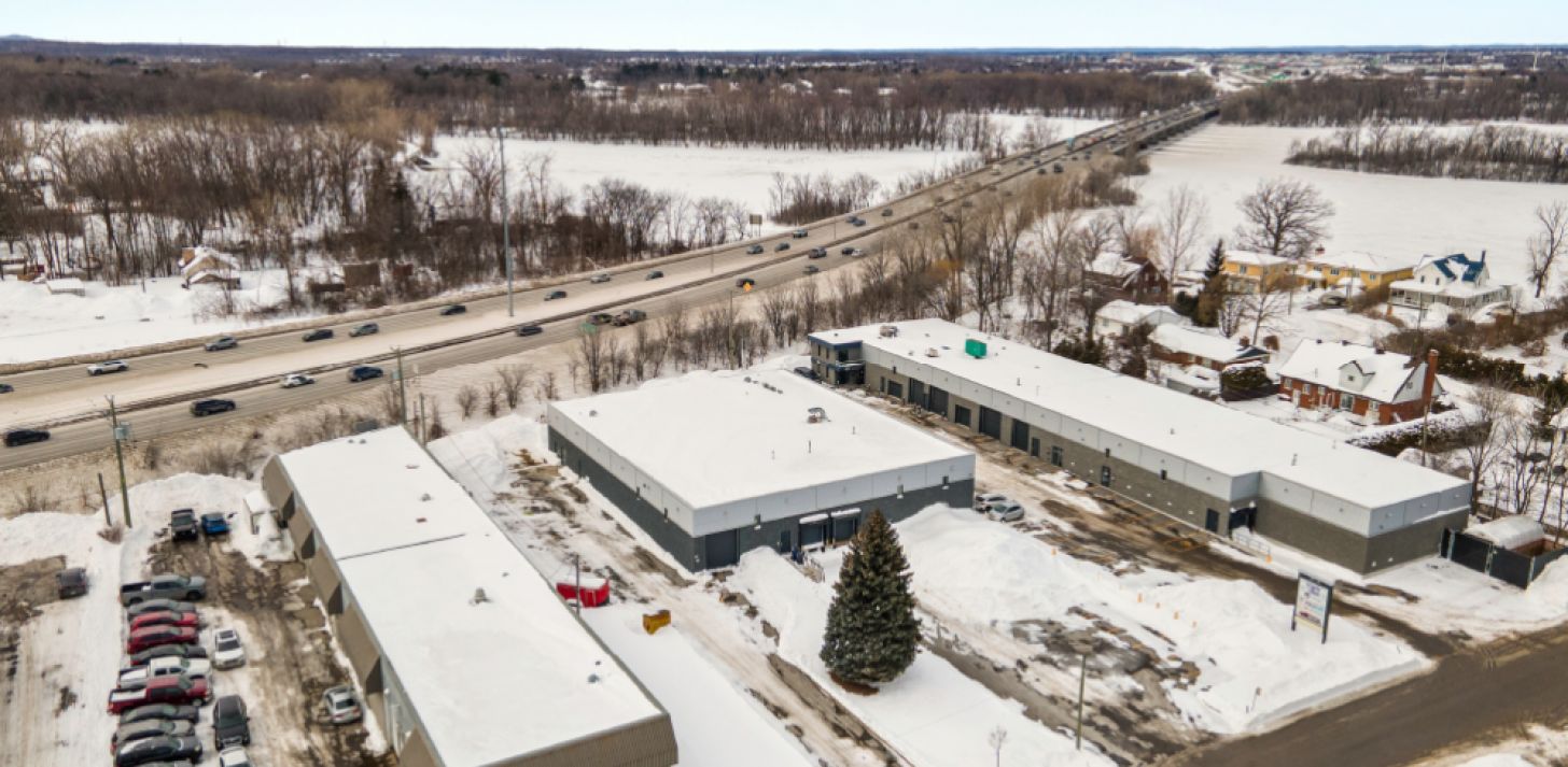 Espace industriel + Bureaux à louer - À louer