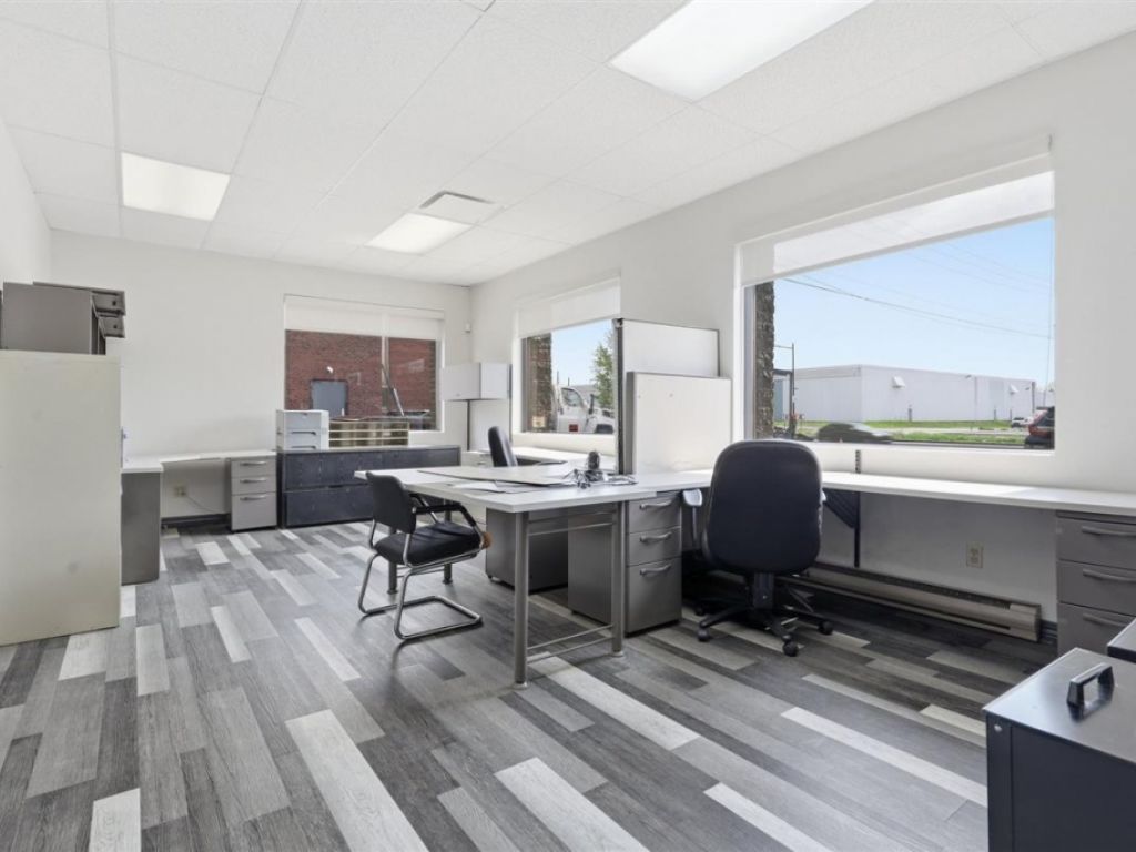 B�tisse industrielle � 8905 Boul. Henri-Bourassa O., Montr�al (Saint-Laurent)