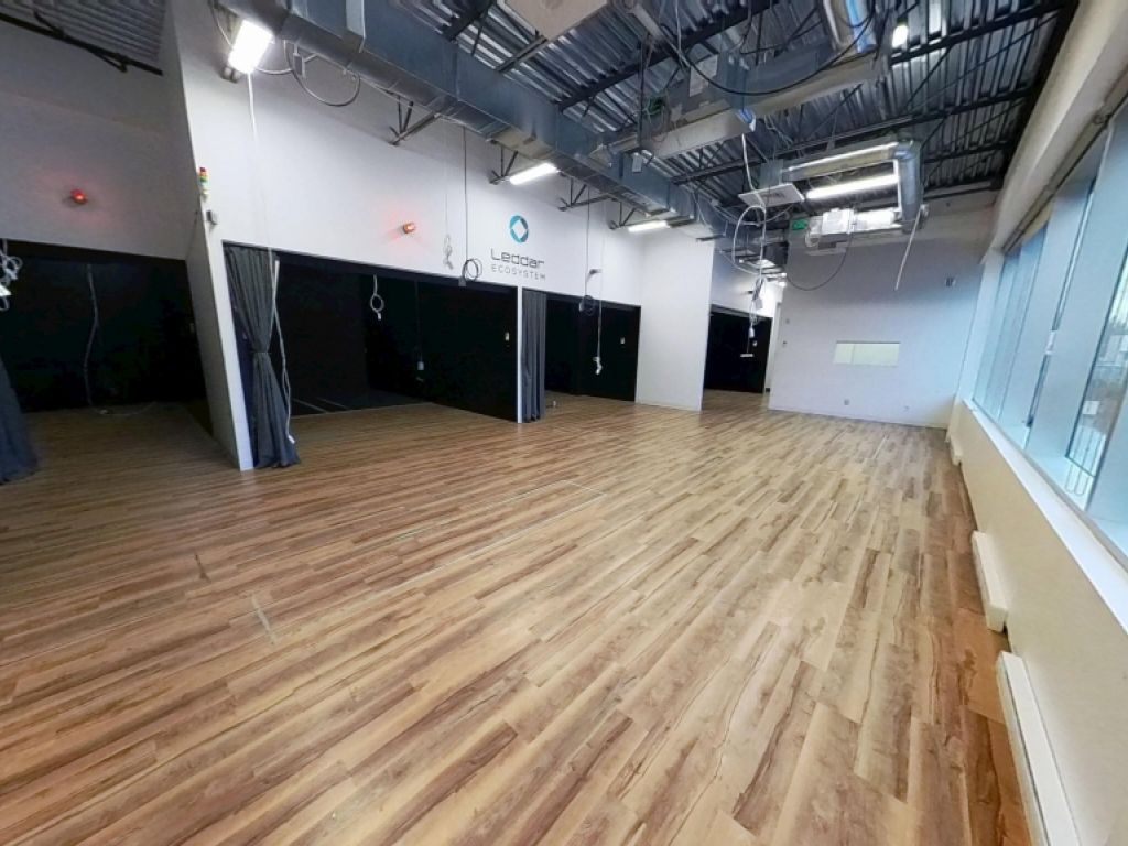 Grand espace commercial avec entrept  Qubec