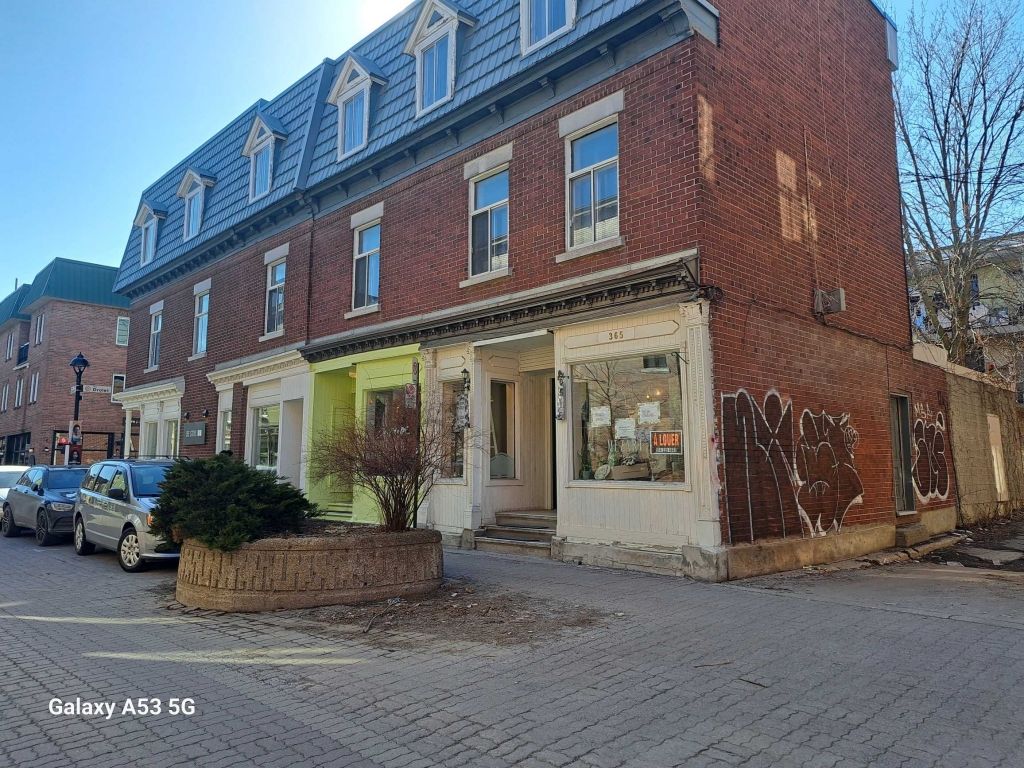 SHOP TO RENT AT PLATEAU MONT-ROYAL