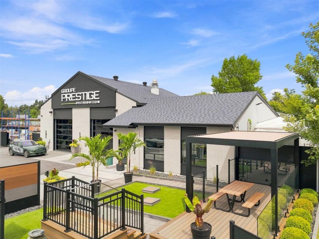Commercial/office building for sale