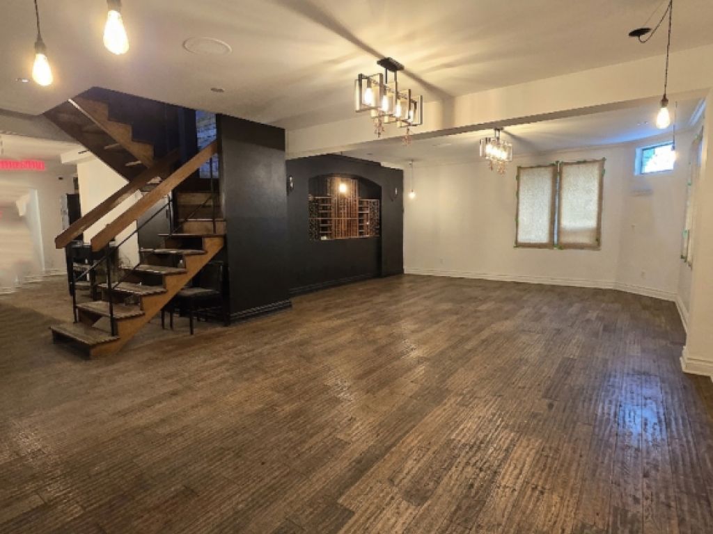 High‑Visibility Corner Commercial Space � 2,000 sq ft | Newly Renovated Fa�ade coming soon+ Heritage Interior | Ideal for Medical Aesthetics Clinics & Premium Franchises � Ville‑Marie East, Montreal