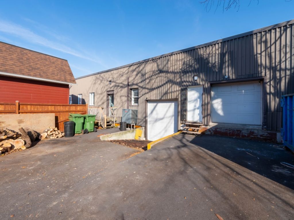 Warehouse for rent 1,400 sq.ft. La Prairie