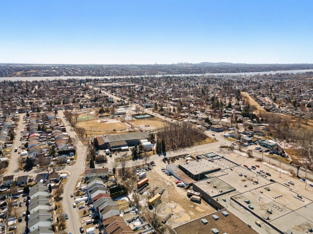 Commercial spaces and warehouse for rent 1,000 to 45,000 sqft Laval
