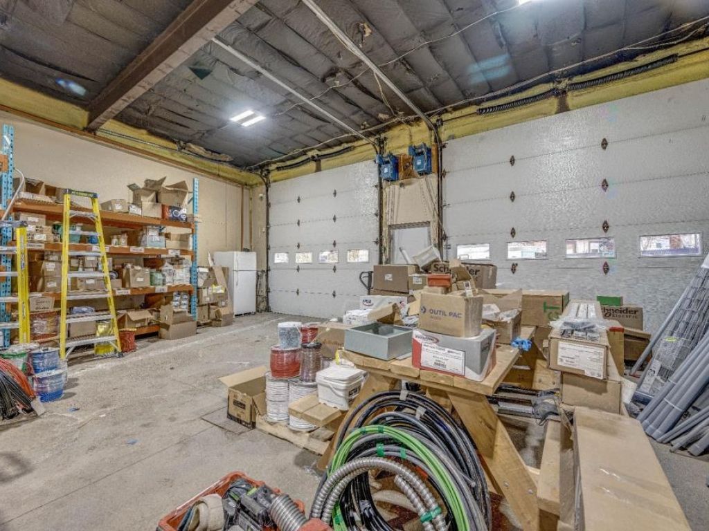 Offices with Storage, 3 Garages, 2 Loading Docks� St-Jerome