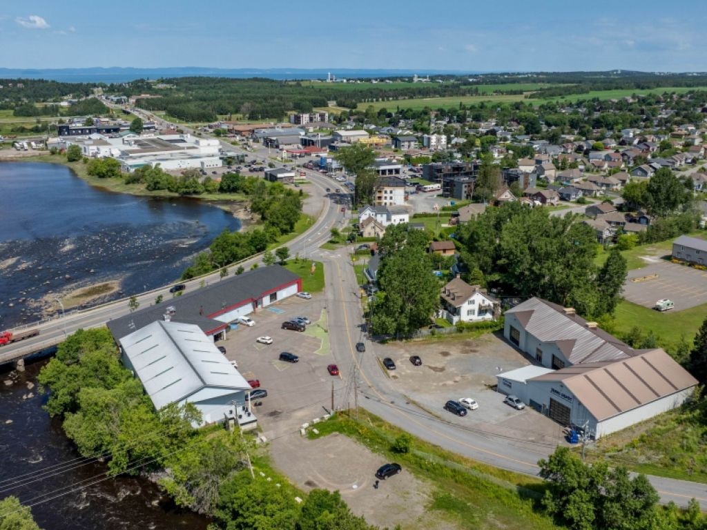 Local � louer Rivi�re-du-Loup 2000 � 9828 pc