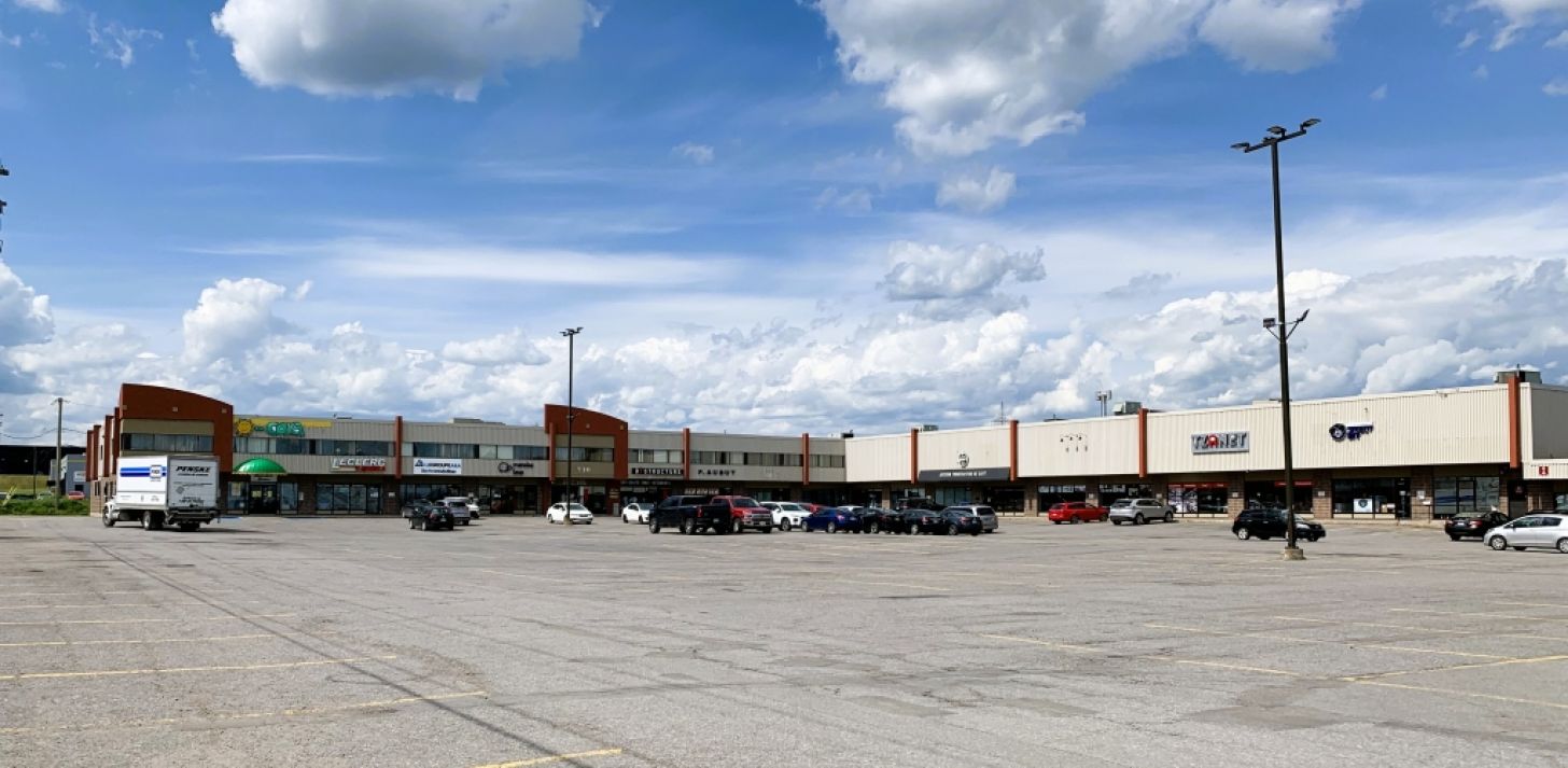 LOCAL COMMERCIAL AVEC QUAI CHARGEMENT - LEBOURGNEUF - À louer