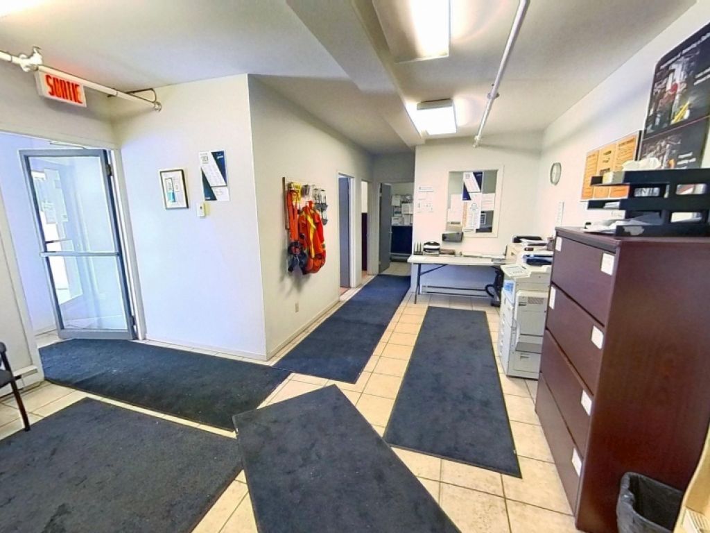 Local industriel avec bureaux � Parc Colbert � Sainte-Foy