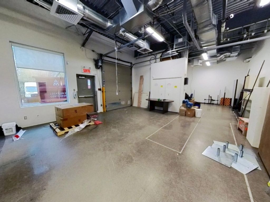 Grand espace commercial avec entrept  Qubec