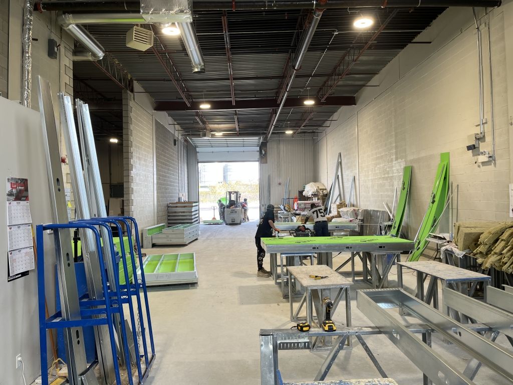 Local � louer - 6 000 pc, possibilit� d'usage commercial ou industriel, disponible au 1 juin 2026.