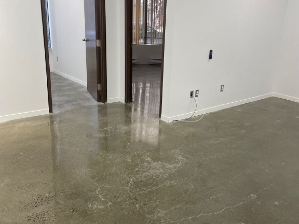 1,198 sq. ft. renovated offices for rent in Montreal North!