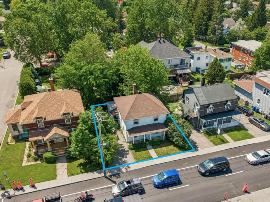 Comm. Building on Cure-Labelle Blvd in Sainte-Rose