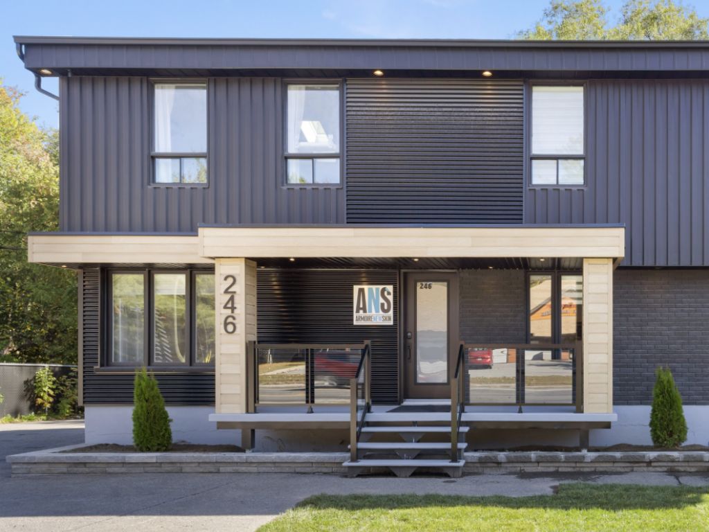 SEMI-COMMERCIAL SPACE FOR SALE