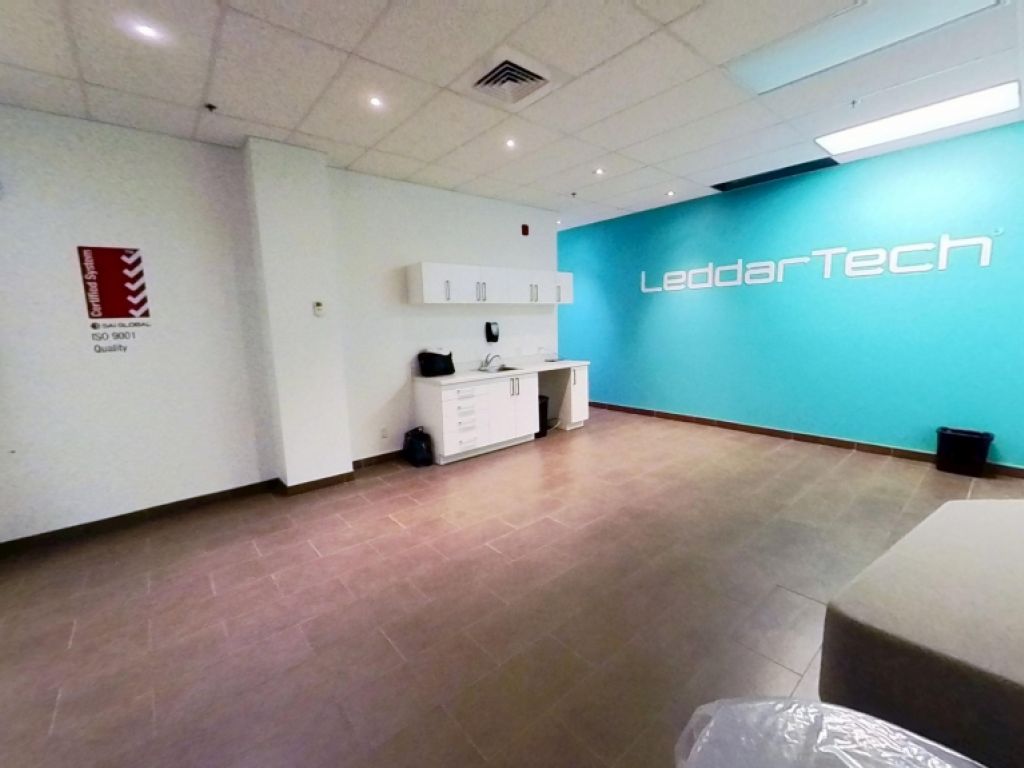 Grand espace commercial avec entrept  Qubec