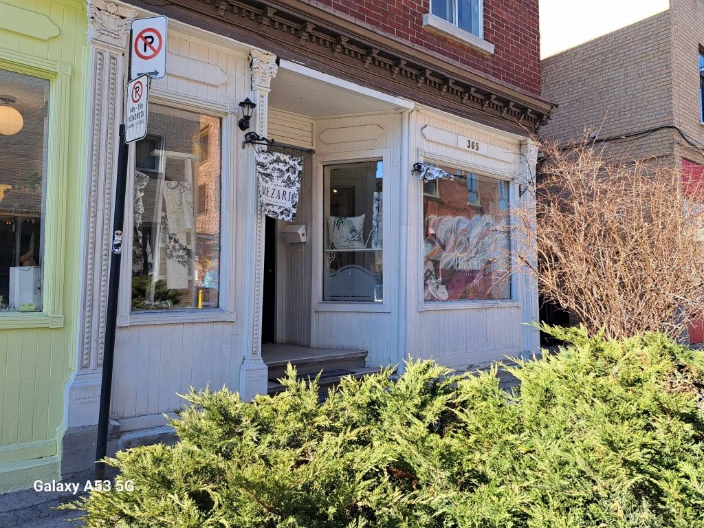 SHOP TO RENT AT PLATEAU MONT-ROYAL
