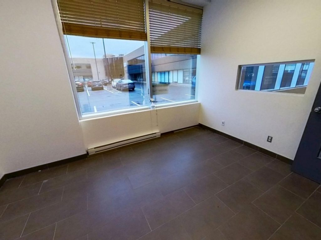 Grand espace commercial avec entrept  Qubec