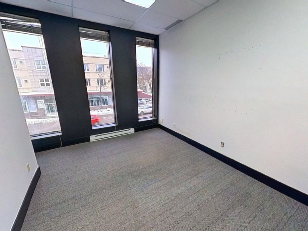 BUREAUX - 305 REN�-L�VESQUE OUEST