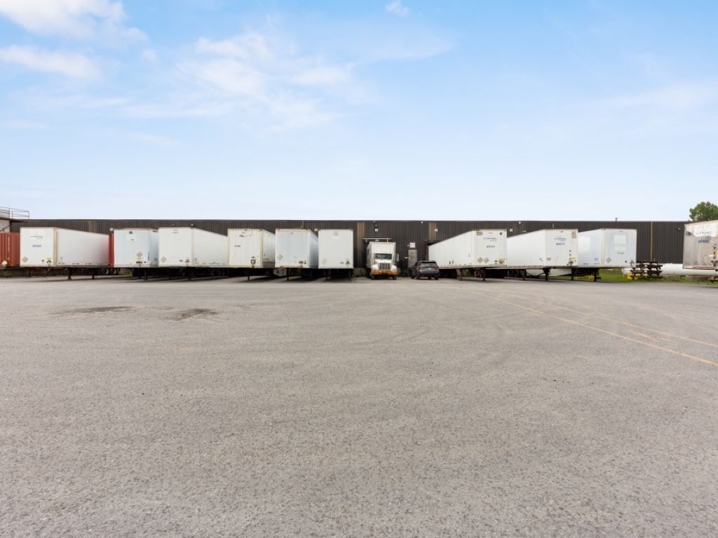 Industrial & commercial space for rent  accessible and flexible in the heart of Montrgie