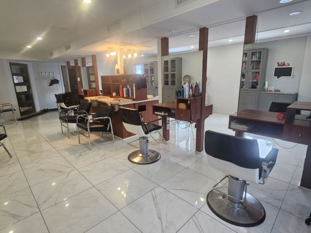 LOCAL COMMERCIAL - SALON COIFFURE DONNACONA