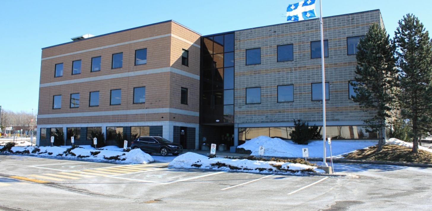 Located at the southern ends of the bridgeheads. Unique location. Office space of approximately 400 m&sup2; (4,300 sq ft). - For Rent