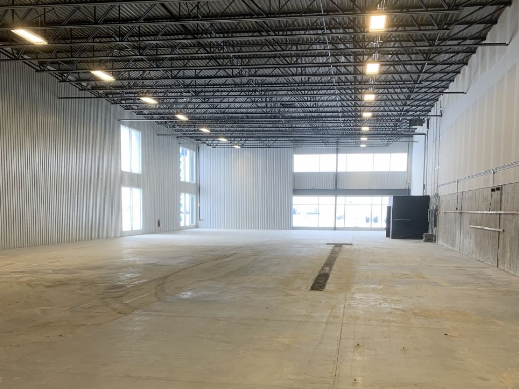 Commercial / Industrial Space for Lease 6000, 9000 et 15000 Sc.ft� Prime Location Along Highway 20