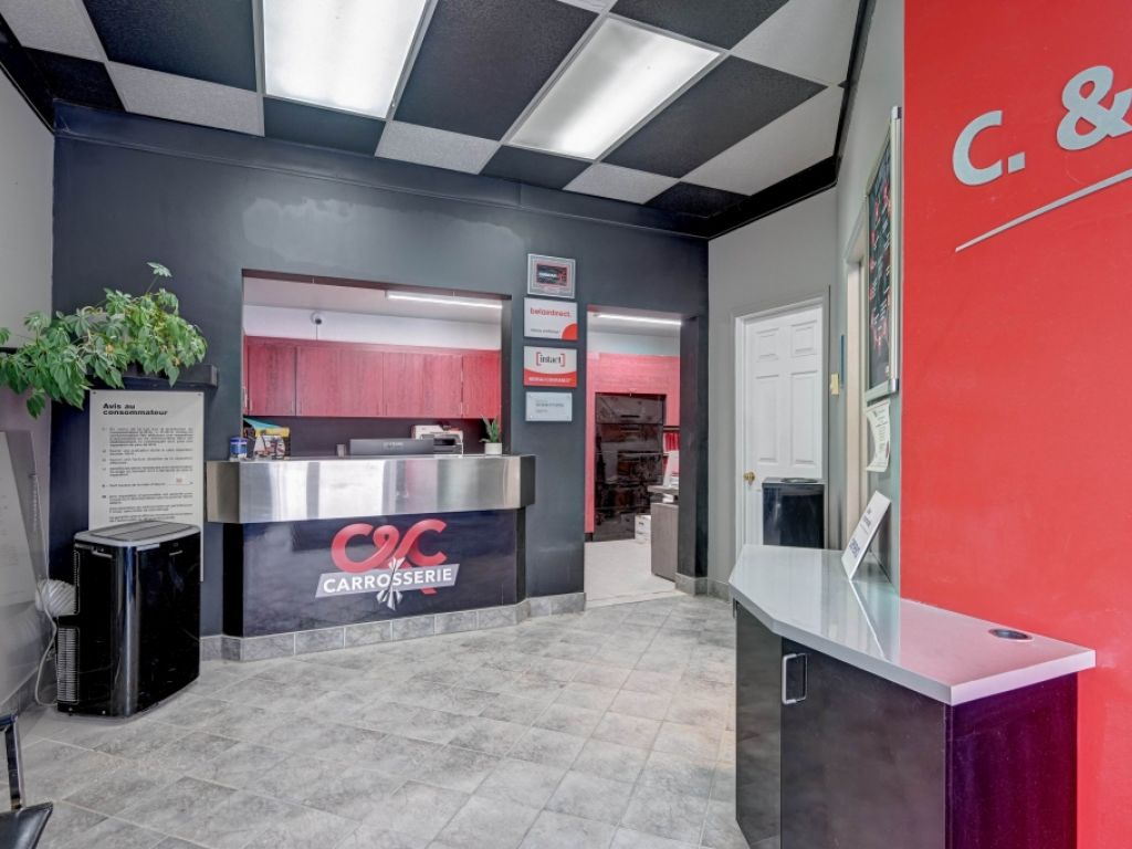 Garage de carrosserie et peinture avec b�tisse Lanaudi�re