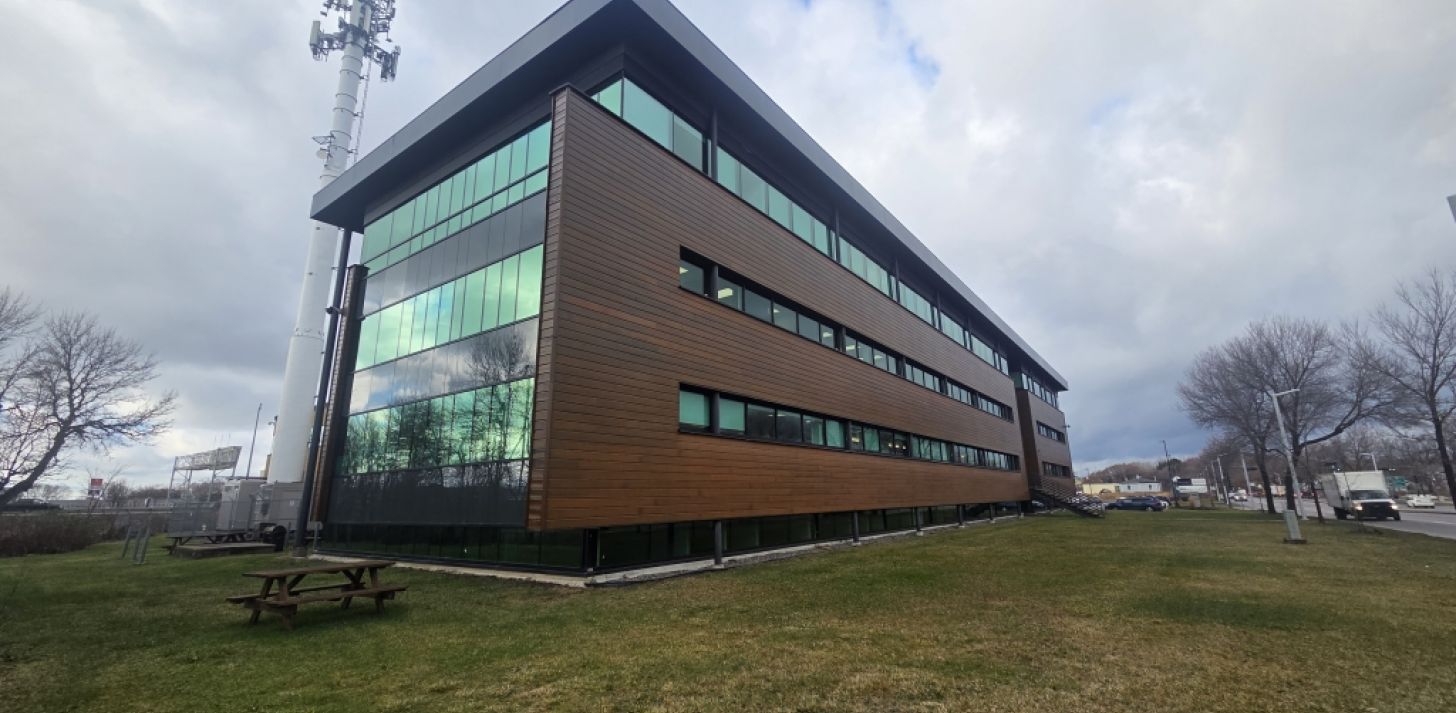 Local industriel - 17000pc - À louer