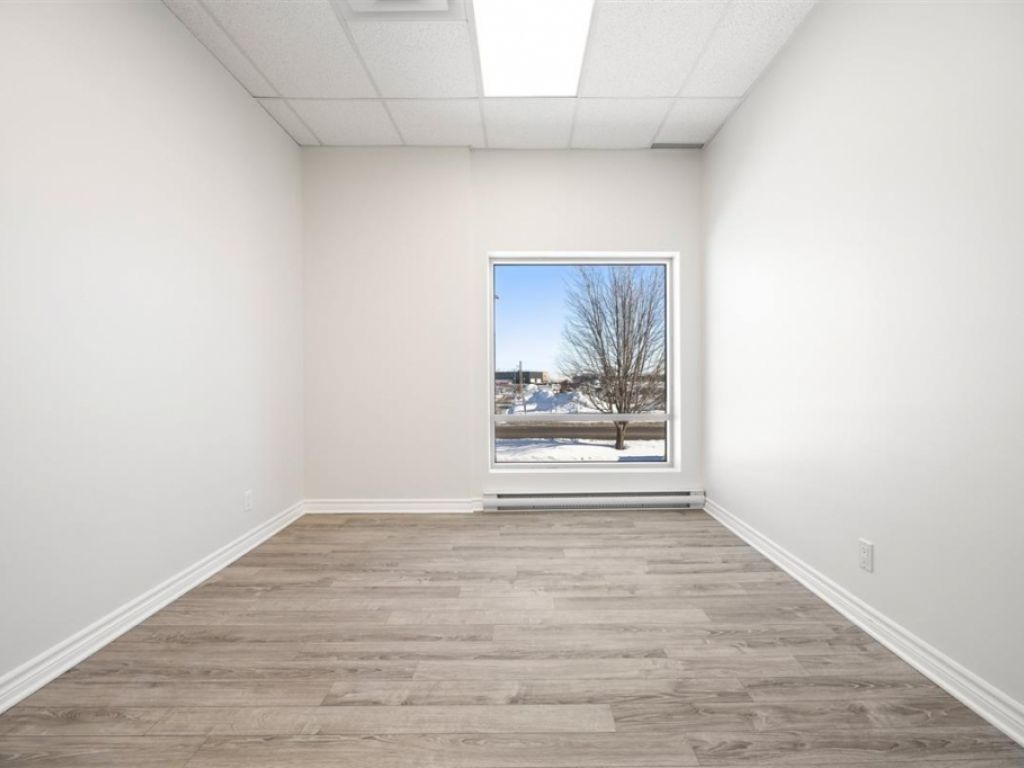 Office Space for Rent � 1500 Rue Bernard-Lefebvre, unit 100, Laval (Duvernay)