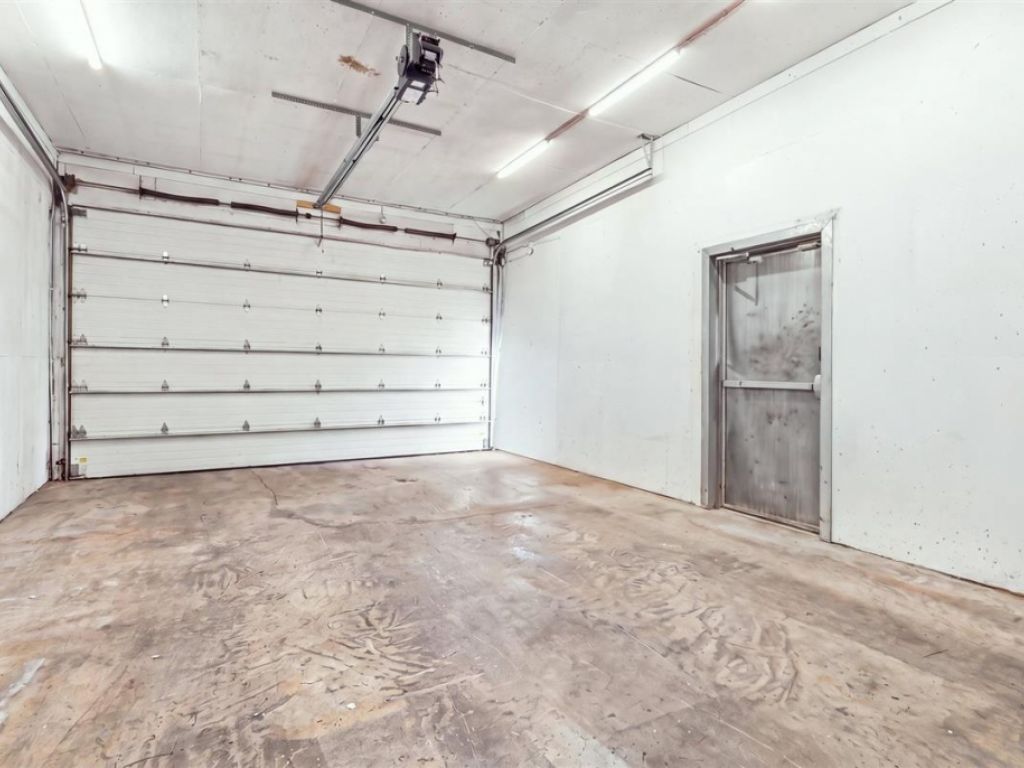 Commercial/office building for sale