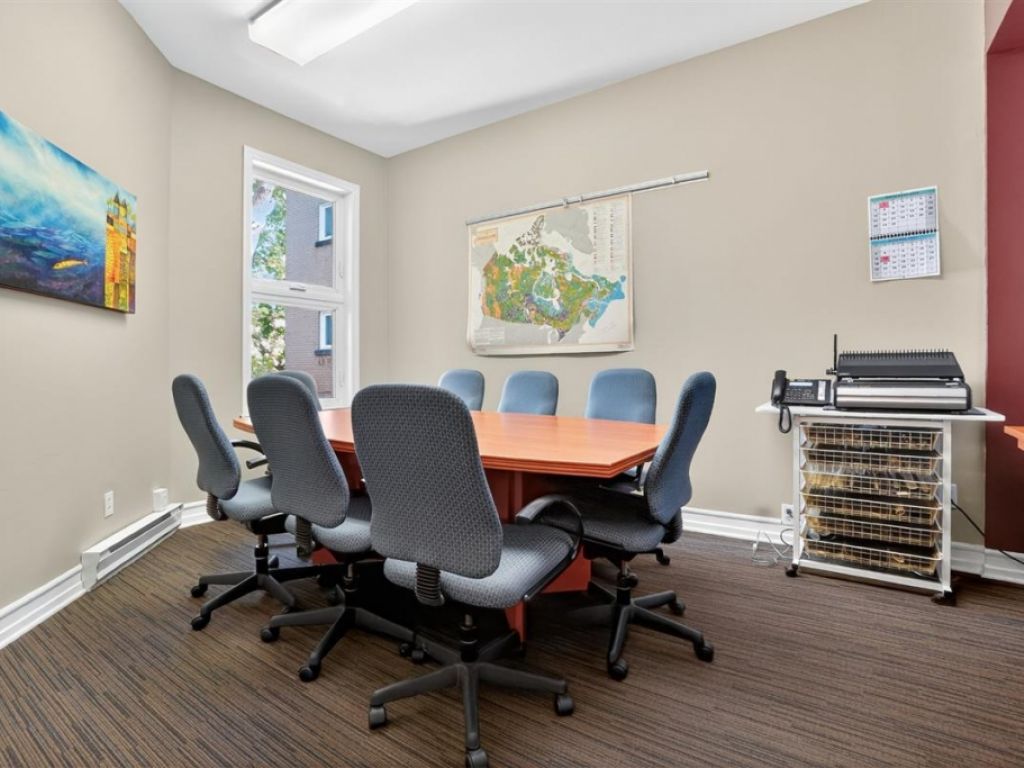 Commercial/office building for sale